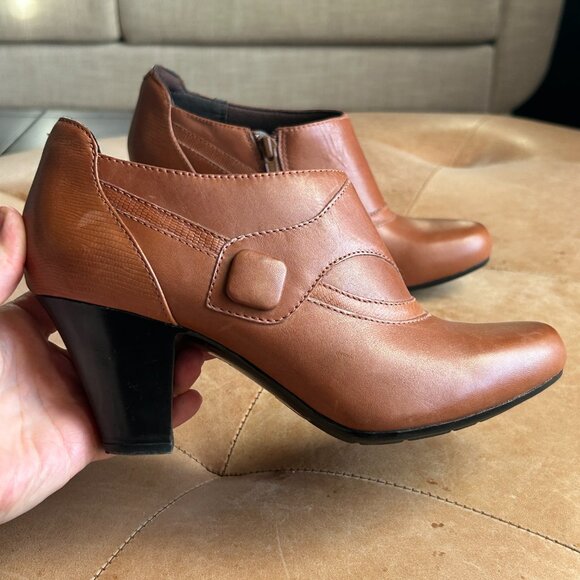 Brown Leather Ankle Booties Soft Classic Heeled Fall Shoes Clarks Bendables, 7 - Picture 6 of 11